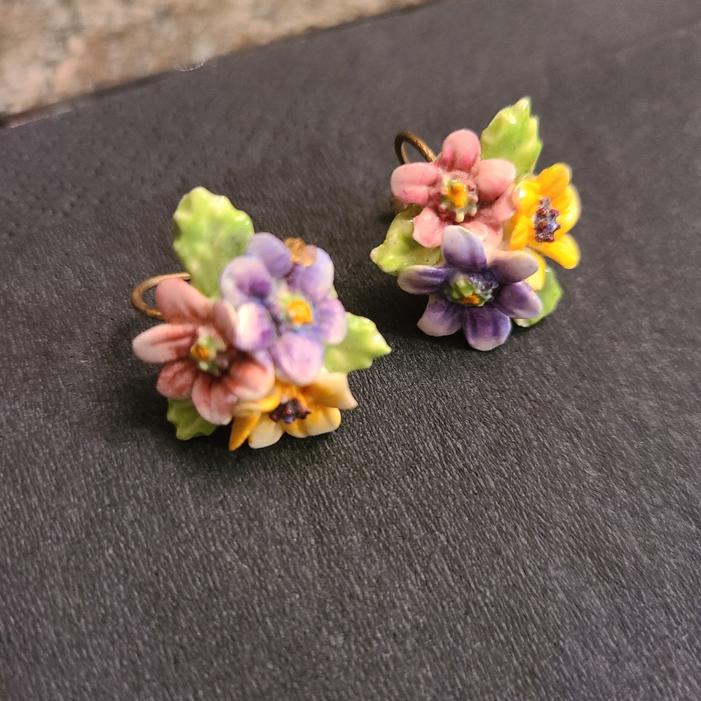 Authentic VINTAGE screw back earrings. 1940's.